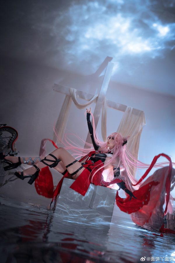 面饼仙儿鸿雪COS:明日方舟红黑配色下的冷静狙击与克制锋芒 面饼仙儿鸿雪COS:明日方舟红黑配色下的冷静狙击与克制锋芒