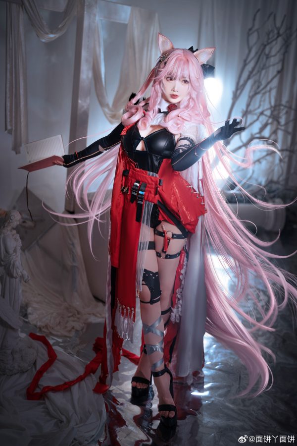面饼仙儿鸿雪COS:明日方舟红黑配色下的冷静狙击与克制锋芒 面饼仙儿鸿雪COS:明日方舟红黑配色下的冷静狙击与克制锋芒