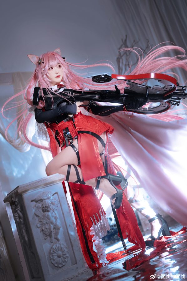 面饼仙儿鸿雪COS:明日方舟红黑配色下的冷静狙击与克制锋芒 面饼仙儿鸿雪COS:明日方舟红黑配色下的冷静狙击与克制锋芒