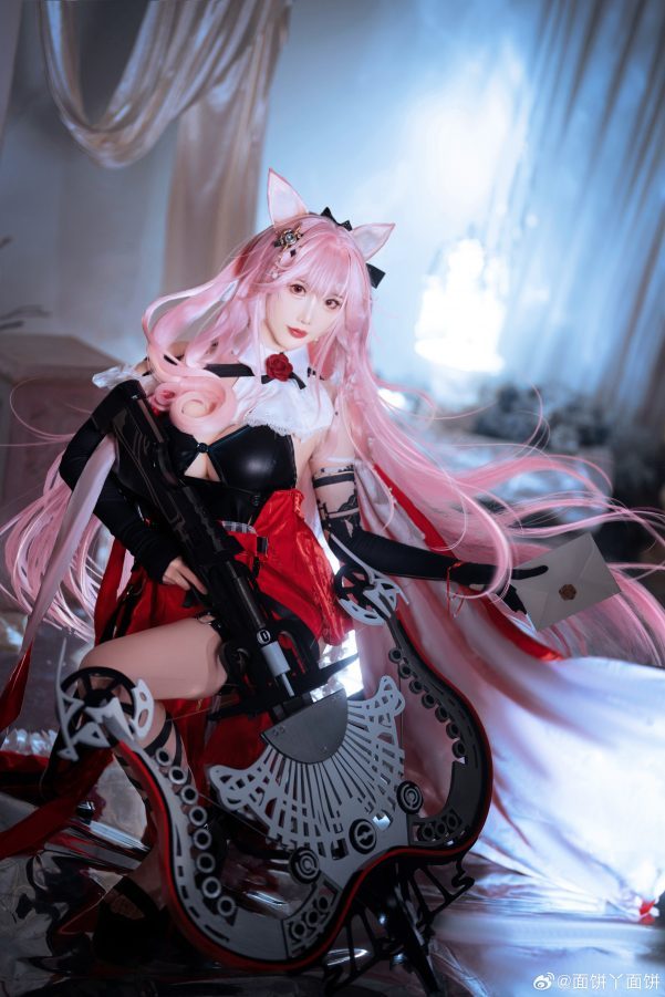 面饼仙儿鸿雪COS:明日方舟红黑配色下的冷静狙击与克制锋芒 面饼仙儿鸿雪COS:明日方舟红黑配色下的冷静狙击与克制锋芒