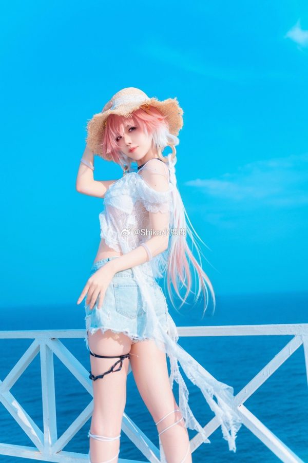 《鸣潮》长离COS赏析:Shika小鹿鹿演绎海岸光影下的潮汐之约 《鸣潮》长离COS赏析:Shika小鹿鹿演绎海岸光影下的潮汐之约