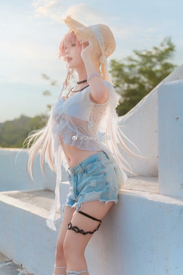 《鸣潮》长离COS赏析:Shika小鹿鹿演绎海岸光影下的潮汐之约 《鸣潮》长离COS赏析:Shika小鹿鹿演绎海岸光影下的潮汐之约
