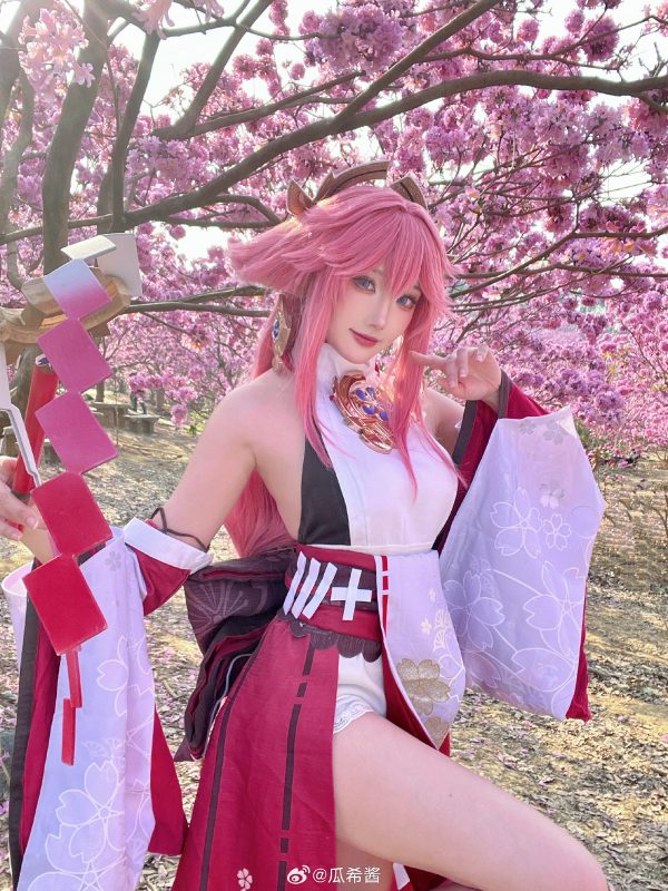 樱花光影中的大狐狸:瓜希酱COS演绎八重神子的优雅与狡黠 樱花光影中的大狐狸:瓜希酱COS演绎八重神子的优雅与狡黠