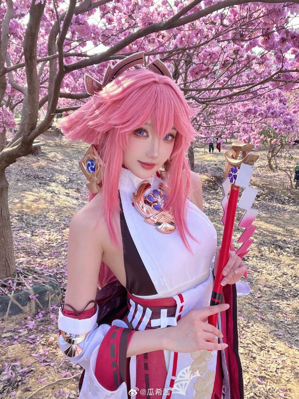 樱花光影中的大狐狸:瓜希酱COS演绎八重神子的优雅与狡黠 樱花光影中的大狐狸:瓜希酱COS演绎八重神子的优雅与狡黠