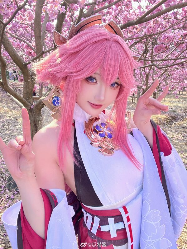 樱花光影中的大狐狸:瓜希酱COS演绎八重神子的优雅与狡黠 樱花光影中的大狐狸:瓜希酱COS演绎八重神子的优雅与狡黠