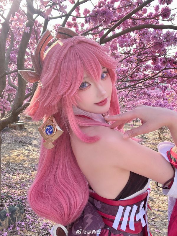 樱花光影中的大狐狸:瓜希酱COS演绎八重神子的优雅与狡黠 樱花光影中的大狐狸:瓜希酱COS演绎八重神子的优雅与狡黠