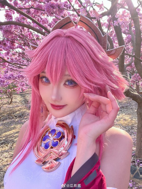 樱花光影中的大狐狸:瓜希酱COS演绎八重神子的优雅与狡黠 樱花光影中的大狐狸:瓜希酱COS演绎八重神子的优雅与狡黠