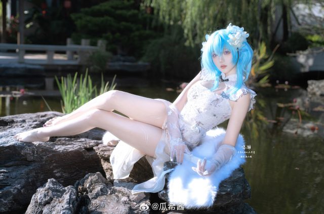 鸣潮瓜希酱COS：白旗袍剪裁如何塑造守岸人沉静而自信的气场