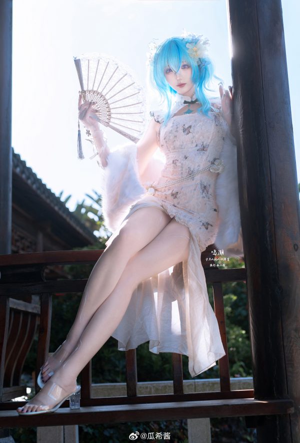 鸣潮瓜希酱COS：白旗袍剪裁如何塑造守岸人沉静而自信的气场