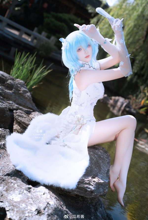 鸣潮瓜希酱COS：白旗袍剪裁如何塑造守岸人沉静而自信的气场