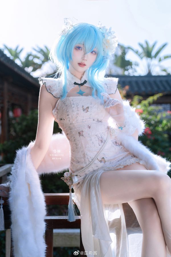 鸣潮瓜希酱COS：白旗袍剪裁如何塑造守岸人沉静而自信的气场