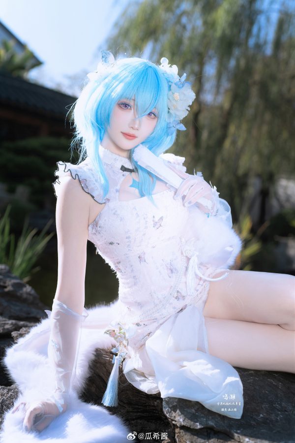 鸣潮瓜希酱COS：白旗袍剪裁如何塑造守岸人沉静而自信的气场