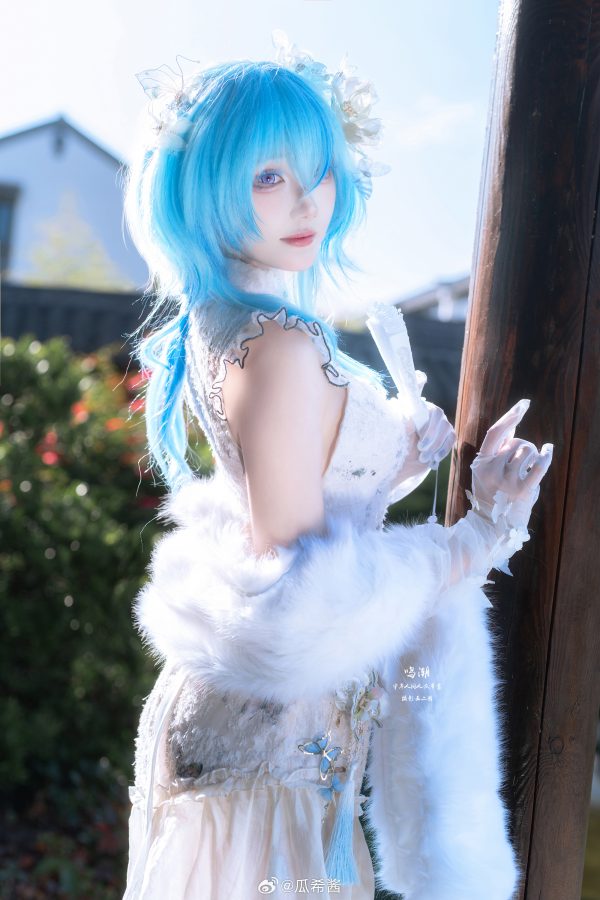 鸣潮瓜希酱COS：白旗袍剪裁如何塑造守岸人沉静而自信的气场