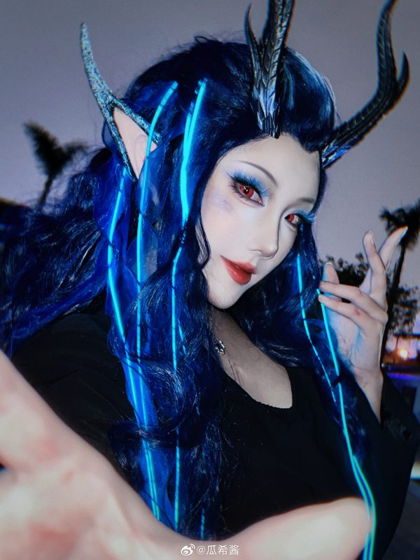 瓜希酱傲闰COS赏析:哪吒之魔童闹海蓝焰红瞳的视觉冲击力 瓜希酱傲闰COS赏析:哪吒之魔童闹海蓝焰红瞳的视觉冲击力