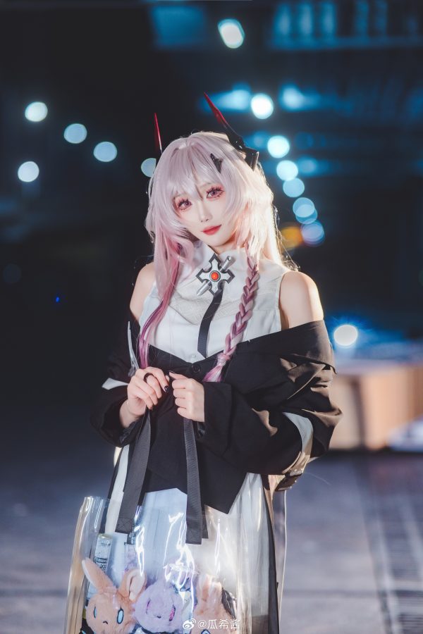 明日方舟瓜希酱COS：完美演绎夜色中温柔而克制的特蕾西娅