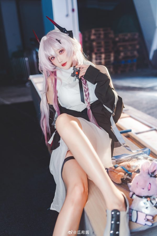 明日方舟瓜希酱COS：完美演绎夜色中温柔而克制的特蕾西娅