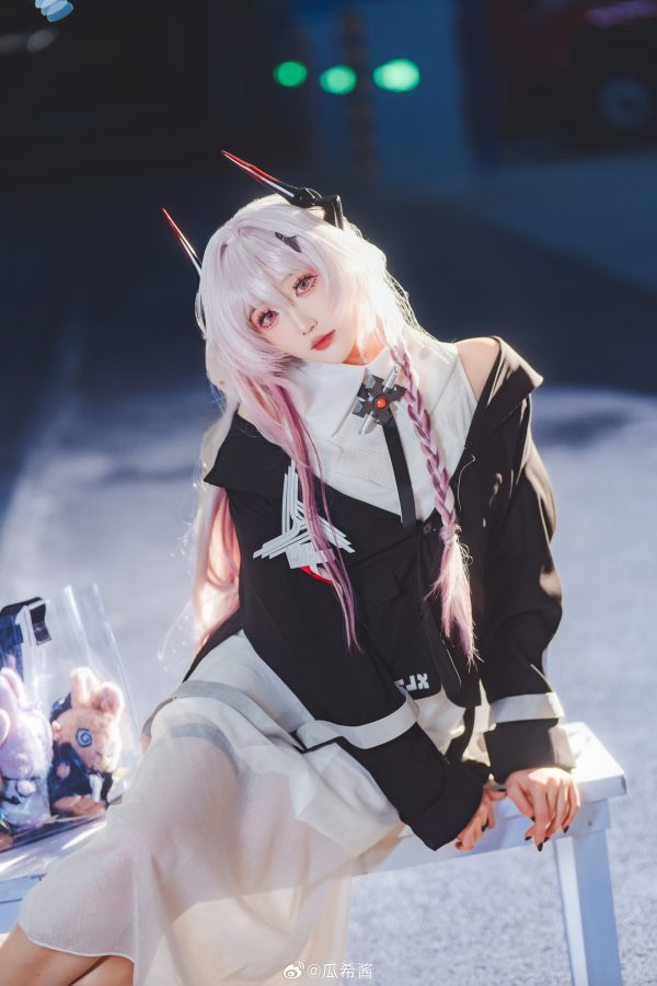 明日方舟瓜希酱COS：完美演绎夜色中温柔而克制的特蕾西娅
