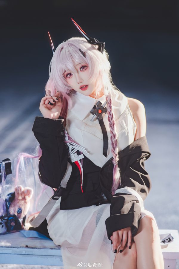 明日方舟瓜希酱COS：完美演绎夜色中温柔而克制的特蕾西娅
