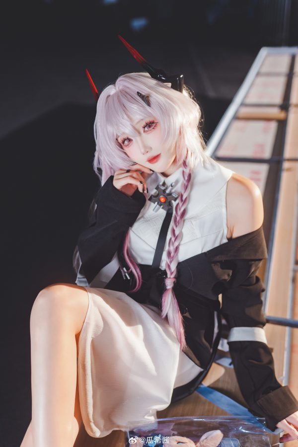 明日方舟瓜希酱COS：完美演绎夜色中温柔而克制的特蕾西娅