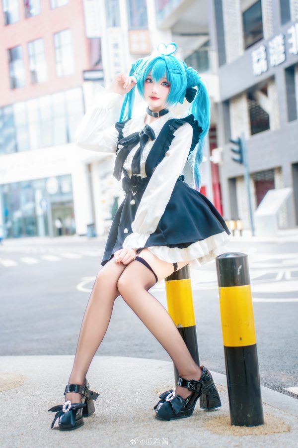 女仆初音降临街头:瓜希酱COS可爱与冷感张力并存的初音未来 女仆初音降临街头:瓜希酱COS可爱与冷感张力并存的初音未来