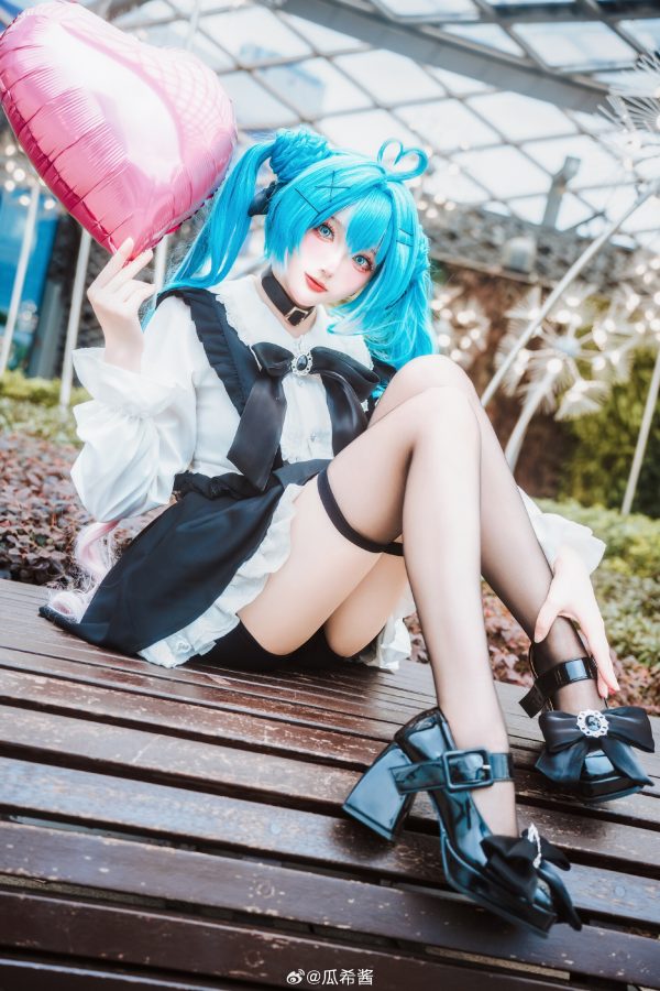 女仆初音降临街头:瓜希酱COS可爱与冷感张力并存的初音未来 女仆初音降临街头:瓜希酱COS可爱与冷感张力并存的初音未来