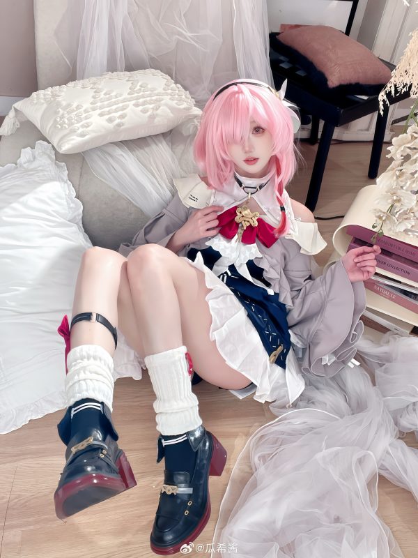 瓜希酱诗蔻蒂COS：演绎《深空之眼》温柔邀约之下的冷感张力