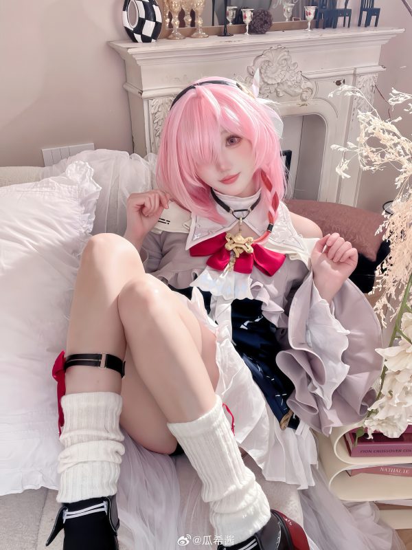 瓜希酱诗蔻蒂COS：演绎《深空之眼》温柔邀约之下的冷感张力