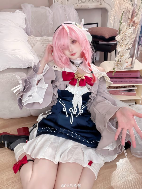 瓜希酱诗蔻蒂COS：演绎《深空之眼》温柔邀约之下的冷感张力