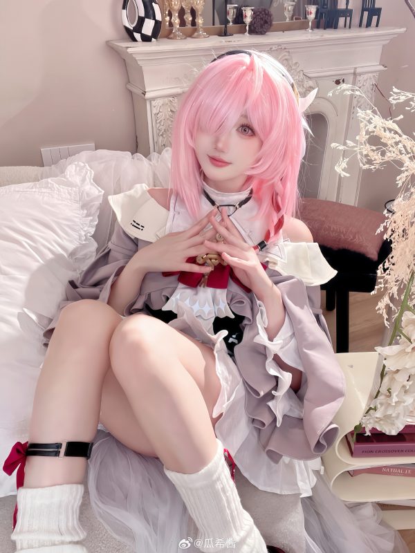 瓜希酱诗蔻蒂COS：演绎《深空之眼》温柔邀约之下的冷感张力