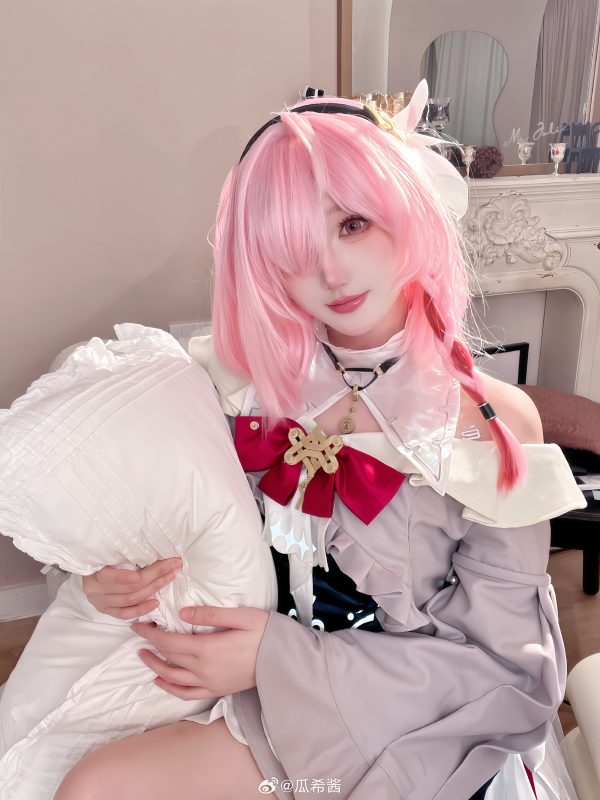 瓜希酱诗蔻蒂COS：演绎《深空之眼》温柔邀约之下的冷感张力