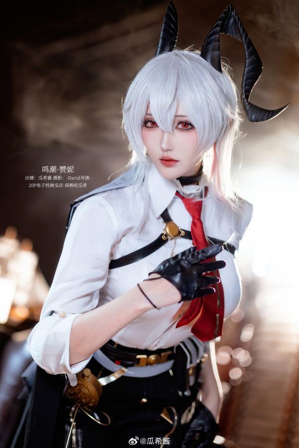 低角度里的自信张力：瓜希酱鸣潮赞妮COS演绎下班宣言美学