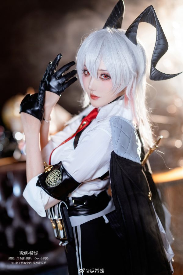 低角度里的自信张力：瓜希酱鸣潮赞妮COS演绎下班宣言美学