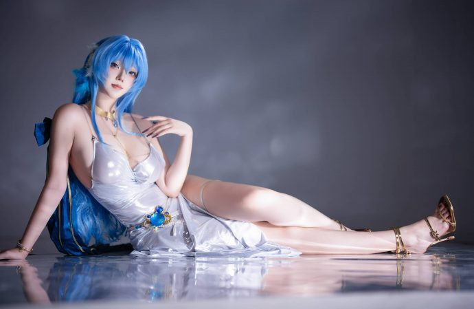 菌烨tako礼服海伦COS：银色光影下掌控者胜利女神的冷调美学