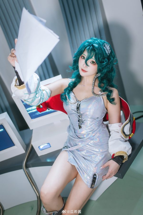 重返未来1999冷周六COS赏析：瓜希酱演绎未来实验室研究者气场