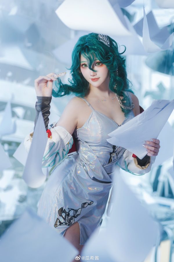 重返未来1999冷周六COS赏析：瓜希酱演绎未来实验室研究者气场