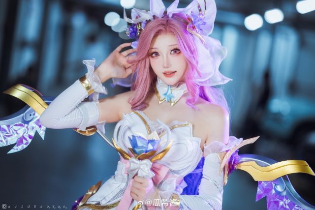 瓜希酱萨勒芬妮COS赏析：诠释英雄联盟Seraphine梦幻舞台魅力
