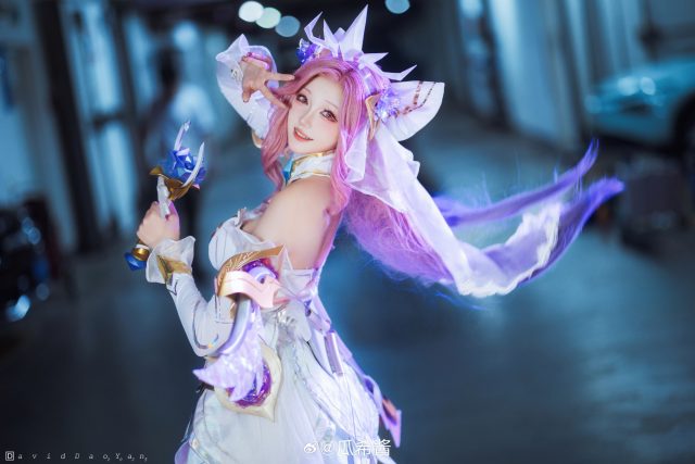 瓜希酱萨勒芬妮COS赏析：诠释英雄联盟Seraphine梦幻舞台魅力