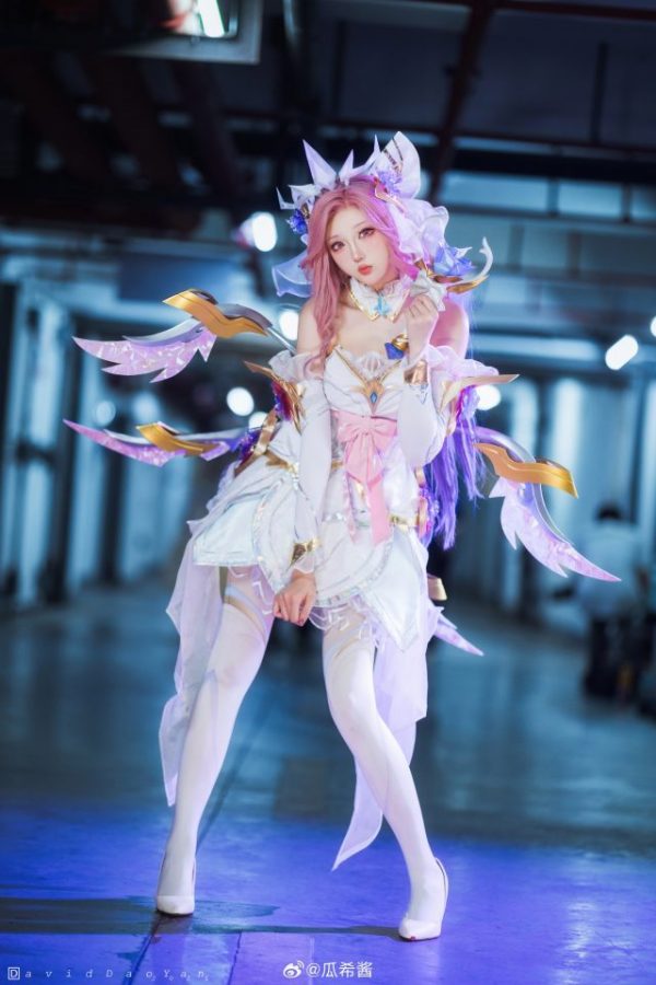 瓜希酱萨勒芬妮COS赏析：诠释英雄联盟Seraphine梦幻舞台魅力