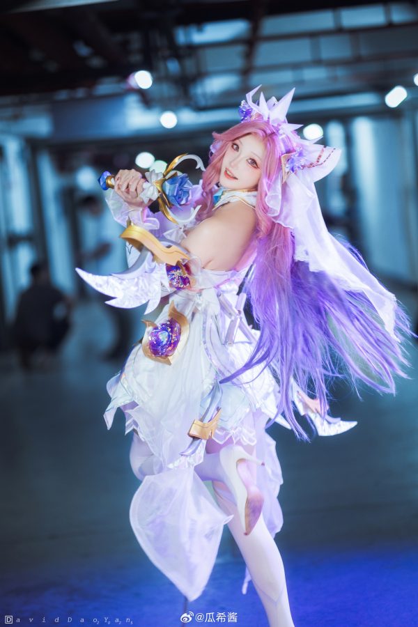 瓜希酱萨勒芬妮COS赏析：诠释英雄联盟Seraphine梦幻舞台魅力