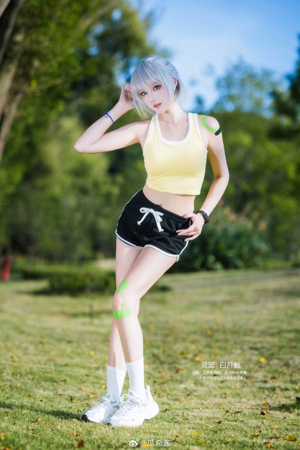灵笼白月魁体操服COS：瓜希酱演绎运动系白老板清爽又有力量感
