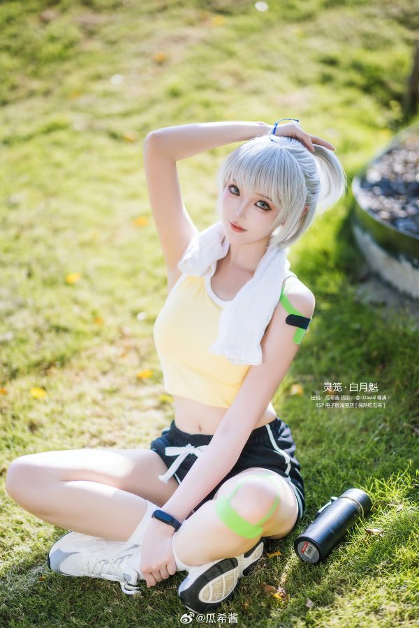 灵笼白月魁体操服COS：瓜希酱演绎运动系白老板清爽又有力量感