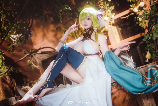 碧蓝航线花园里的温柔舰影：瓜希酱七省COS优雅气质拉满