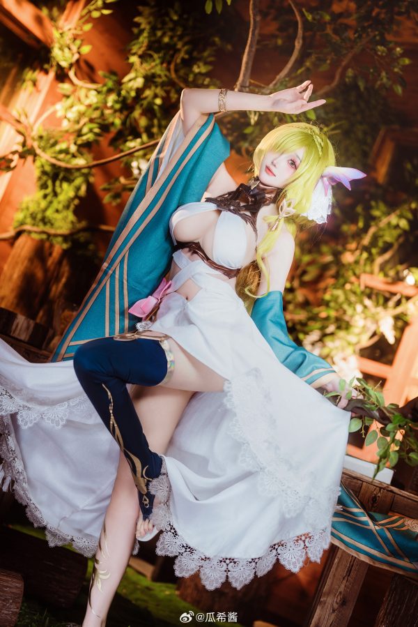 碧蓝航线花园里的温柔舰影：瓜希酱七省COS优雅气质拉满