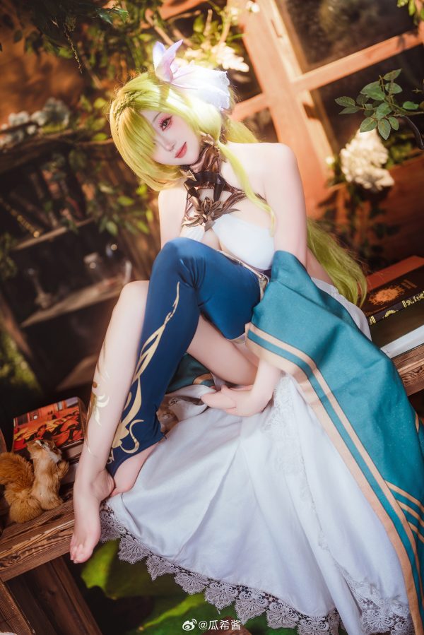 碧蓝航线花园里的温柔舰影：瓜希酱七省COS优雅气质拉满