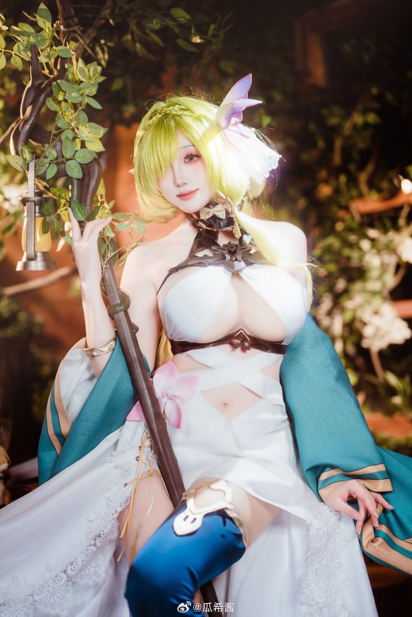 碧蓝航线花园里的温柔舰影：瓜希酱七省COS优雅气质拉满