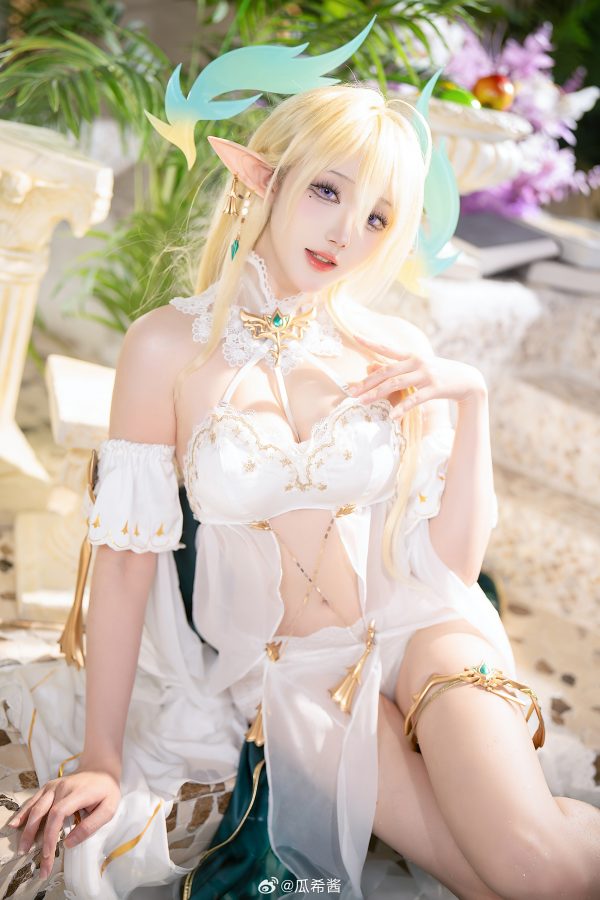 瓜希酱金狮COS：演绎《碧蓝航线》舰娘精灵般的优雅与魅惑