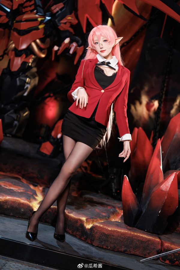 当碧蓝航线女王降临战场:瓜希酱演绎约克公爵COS的压场魅力 当碧蓝航线女王降临战场:瓜希酱演绎约克公爵COS的压场魅力