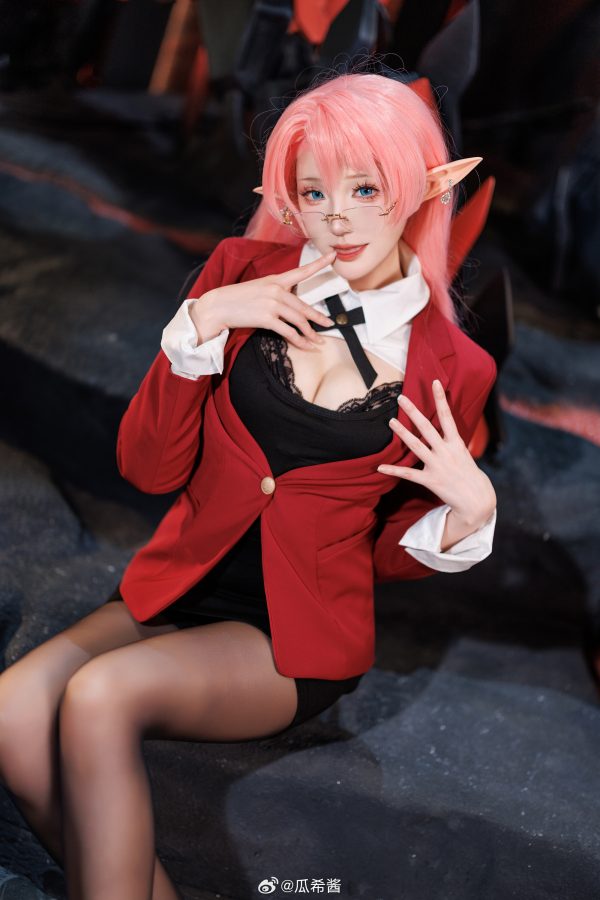 当碧蓝航线女王降临战场:瓜希酱演绎约克公爵COS的压场魅力 当碧蓝航线女王降临战场:瓜希酱演绎约克公爵COS的压场魅力