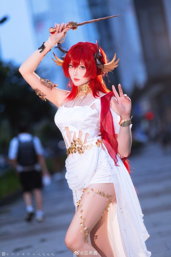 明日方舟火焰战士现实降临：瓜希酱COS史尔特尔的冷艳与力量