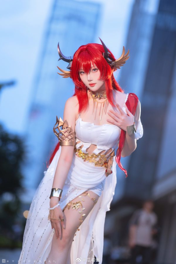 明日方舟火焰战士现实降临：瓜希酱COS史尔特尔的冷艳与力量